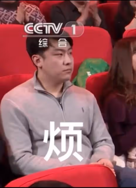 春晚上搶鏡的5位素人:臉笑僵的伴舞,一夜爆紅的撓頭哥和迷茫弟