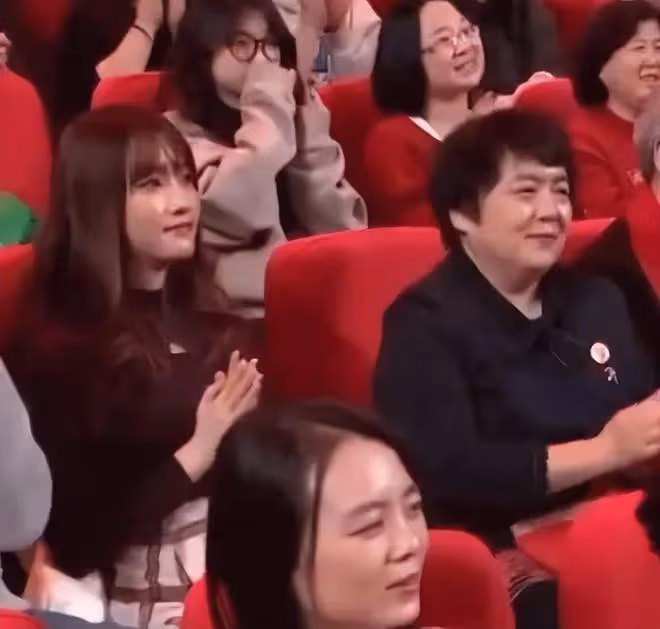 春晚上搶鏡的5位素人:臉笑僵的伴舞,一夜爆紅的撓頭哥和迷茫弟