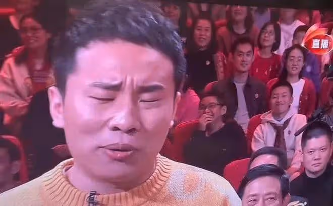 春晚上搶鏡的5位素人:臉笑僵的伴舞,一夜爆紅的撓頭哥和迷茫弟