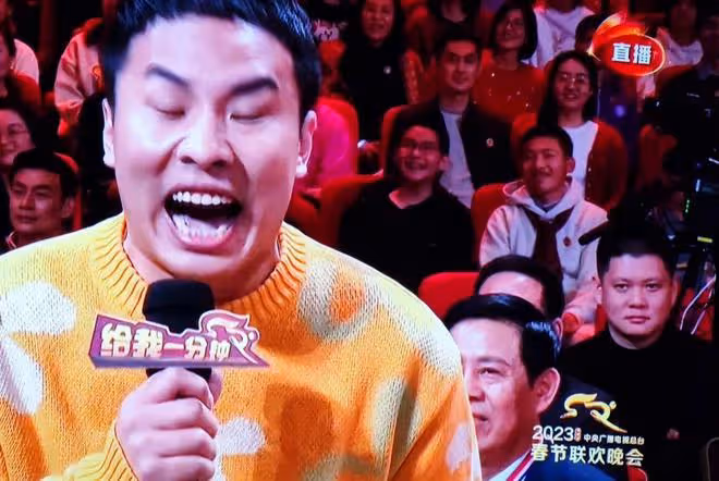 春晚上搶鏡的5位素人:臉笑僵的伴舞,一夜爆紅的撓頭哥和迷茫弟
