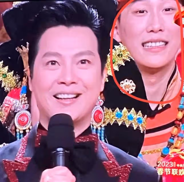 春晚上搶鏡的5位素人:臉笑僵的伴舞,一夜爆紅的撓頭哥和迷茫弟