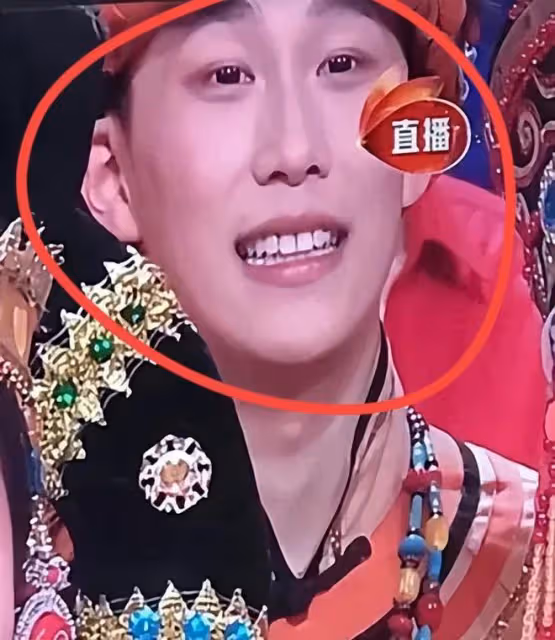 春晚上搶鏡的5位素人:臉笑僵的伴舞,一夜爆紅的撓頭哥和迷茫弟