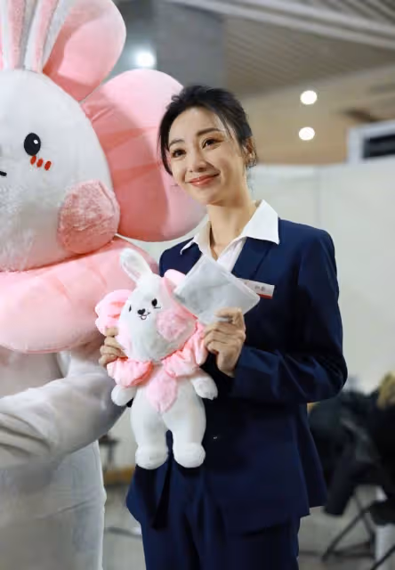 女星春晚爭奇鬥豔!秦嵐長腿突出,楊冪秀水蛇腰,趙麗穎半露香肩