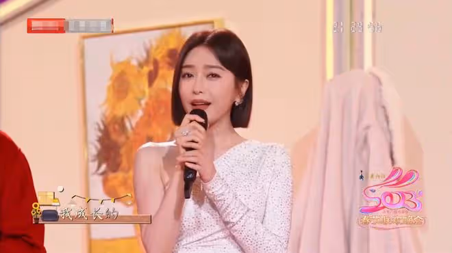 女星春晚爭奇鬥豔!秦嵐長腿突出,楊冪秀水蛇腰,趙麗穎半露香肩