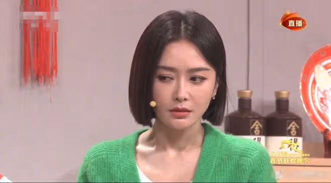 女星春晚爭奇鬥豔!秦嵐長腿突出,楊冪秀水蛇腰,趙麗穎半露香肩