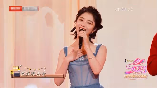 女星春晚爭奇鬥豔!秦嵐長腿突出,楊冪秀水蛇腰,趙麗穎半露香肩