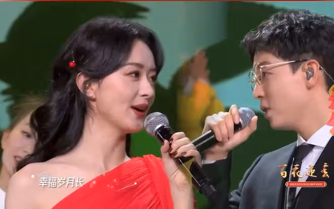 女星春晚爭奇鬥豔!秦嵐長腿突出,楊冪秀水蛇腰,趙麗穎半露香肩