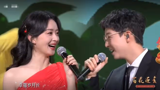 女星春晚爭奇鬥豔!秦嵐長腿突出,楊冪秀水蛇腰,趙麗穎半露香肩