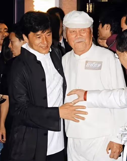 成龍:過年不問女兒及老家親戚,卻給房祖名發大紅包,被指不仁義