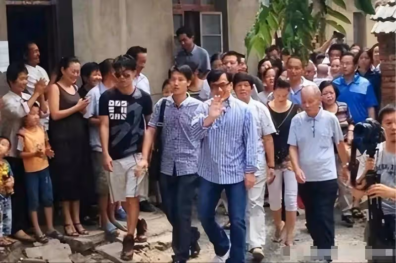 成龍:過年不問女兒及老家親戚,卻給房祖名發大紅包,被指不仁義