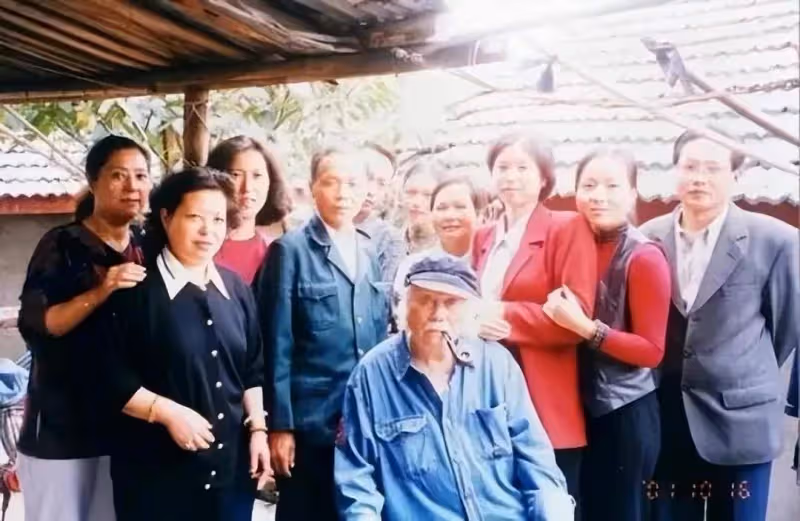 成龍:過年不問女兒及老家親戚,卻給房祖名發大紅包,被指不仁義