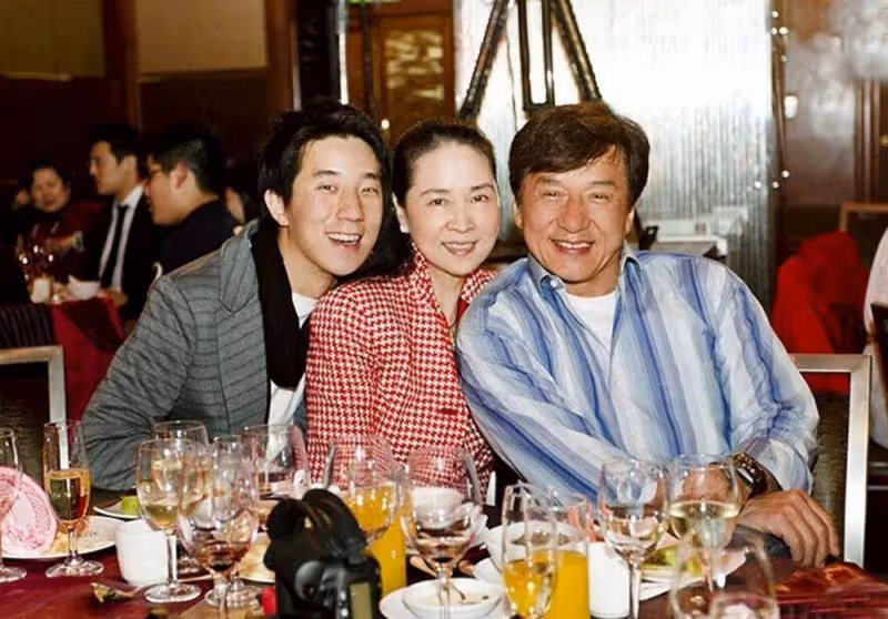 成龍：過年不問女兒及老家親戚，卻給房祖名發大紅包，被指不仁義