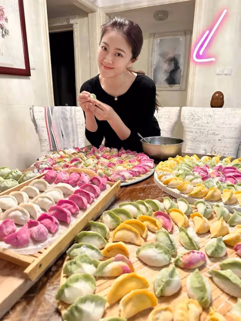 王小瑋曬餃子,刻意把婚紗照打馬賽克,疑對王小海徹底失望不復合