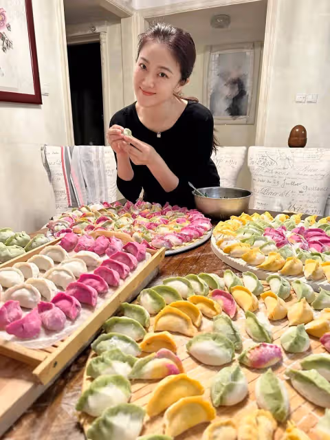 王小瑋曬餃子,刻意把婚紗照打馬賽克,疑對王小海徹底失望不復合