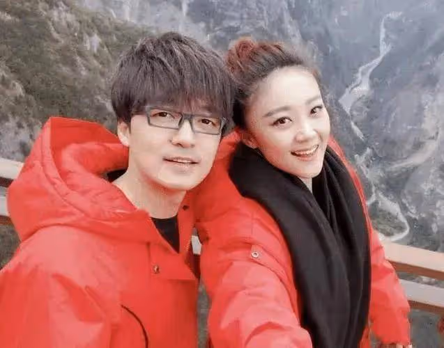 王小瑋曬餃子，刻意把婚紗照打馬賽克，疑對王小海徹底失望不復合