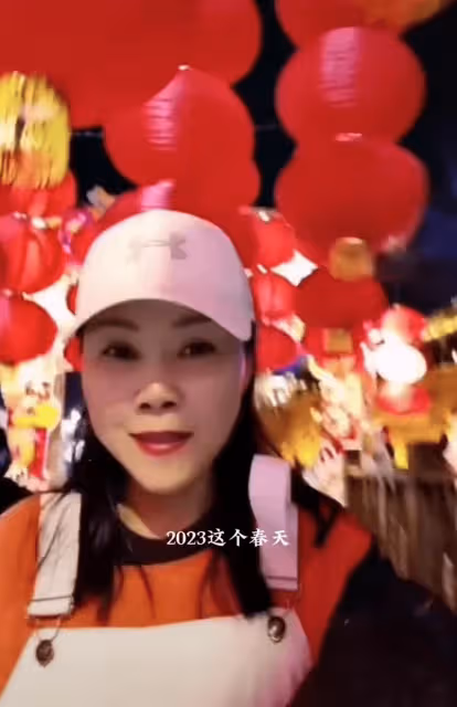 田震低調現身古城遊玩,當眾飆歌甩煙花太開心,變化太大無人識