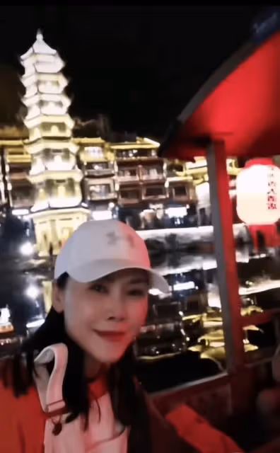 田震低調現身古城遊玩,當眾飆歌甩煙花太開心,變化太大無人識