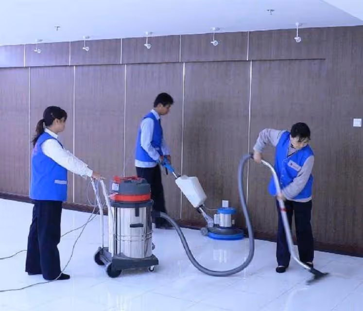清潔女工電梯撿到飛機票，及時送到失主手中，卻因耽誤工作被辭退，一個月後失主來報恩：善有善報