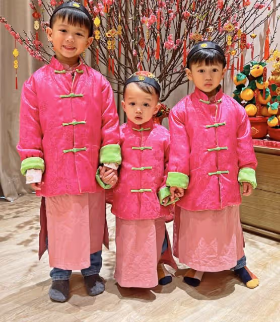 胡杏兒夫婦春節給兒子們發紅包,母子四人穿唐裝,牽手逛街好拉風