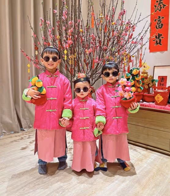 胡杏兒夫婦春節給兒子們發紅包,母子四人穿唐裝,牽手逛街好拉風