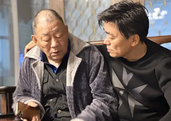 王寶強罕見曬父親,春晚小品獲爸爸肯定,搭著爸爸肩膀父子情深