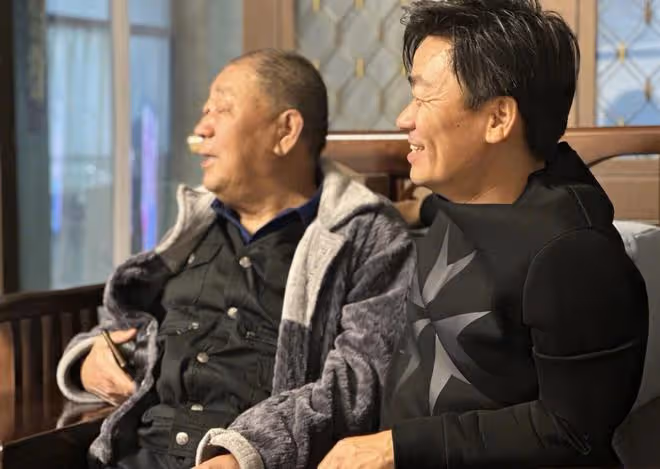 王寶強罕見曬父親,春晚小品獲爸爸肯定,搭著爸爸肩膀父子情深