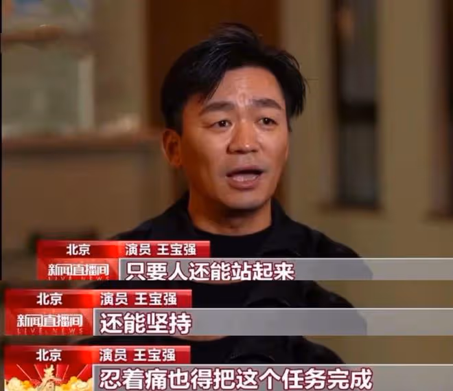 王寶強罕見曬父親,春晚小品獲爸爸肯定,搭著爸爸肩膀父子情深