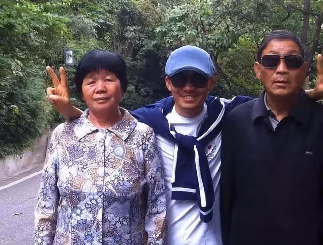 王寶強罕見曬父親,春晚小品獲爸爸肯定,搭著爸爸肩膀父子情深