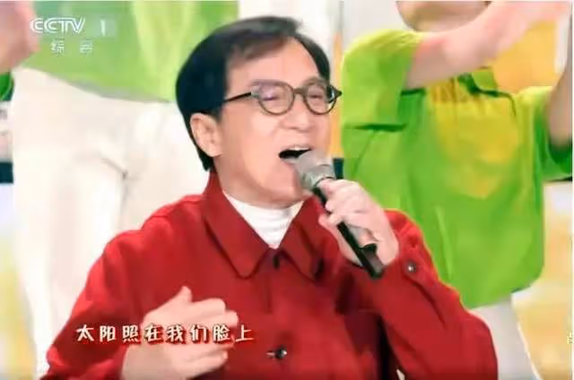 央視春晚名場面:鄧超動若脫兔,沈騰忘詞即興發揮,周深被門夾