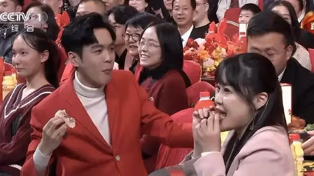 央視春晚名場面:鄧超動若脫兔,沈騰忘詞即興發揮,周深被門夾