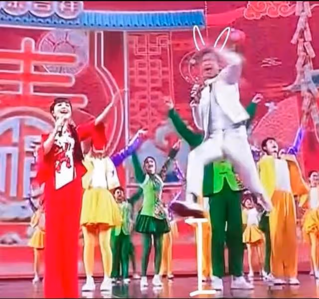 央視春晚名場面:鄧超動若脫兔,沈騰忘詞即興發揮,周深被門夾