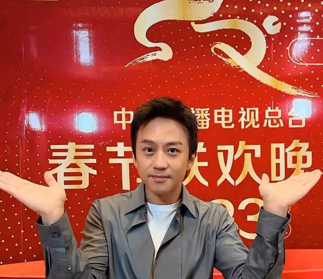 央視春晚名場面:鄧超動若脫兔,沈騰忘詞即興發揮,周深被門夾
