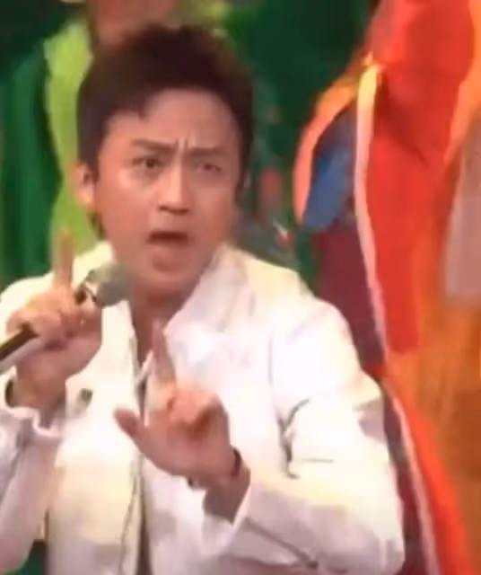 央視春晚名場面:鄧超動若脫兔,沈騰忘詞即興發揮,周深被門夾