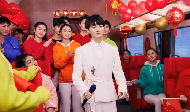 央視春晚名場面:鄧超動若脫兔,沈騰忘詞即興發揮,周深被門夾