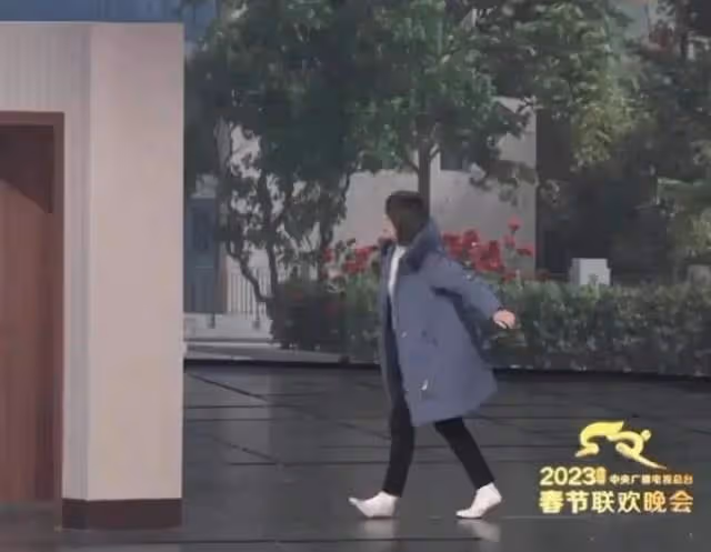 央視春晚名場面:鄧超動若脫兔,沈騰忘詞即興發揮,周深被門夾