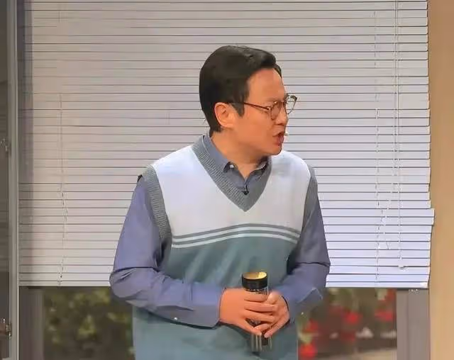 央視春晚名場面:鄧超動若脫兔,沈騰忘詞即興發揮,周深被門夾