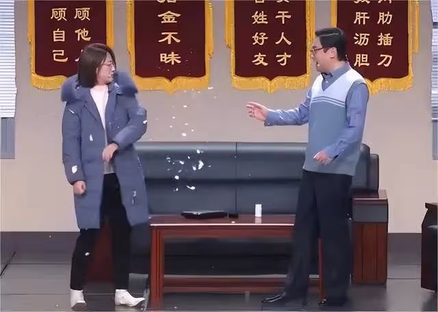 央視春晚名場面:鄧超動若脫兔,沈騰忘詞即興發揮,周深被門夾