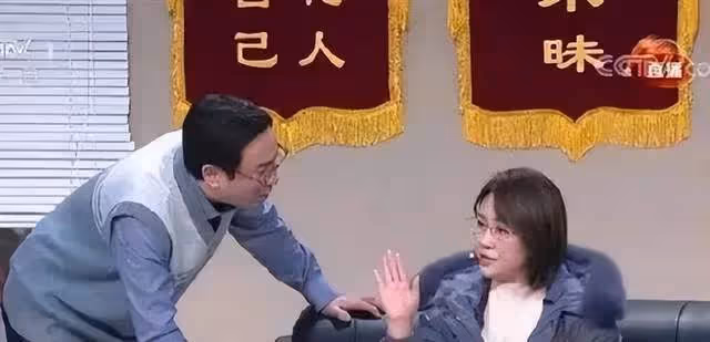 央視春晚名場面:鄧超動若脫兔,沈騰忘詞即興發揮,周深被門夾