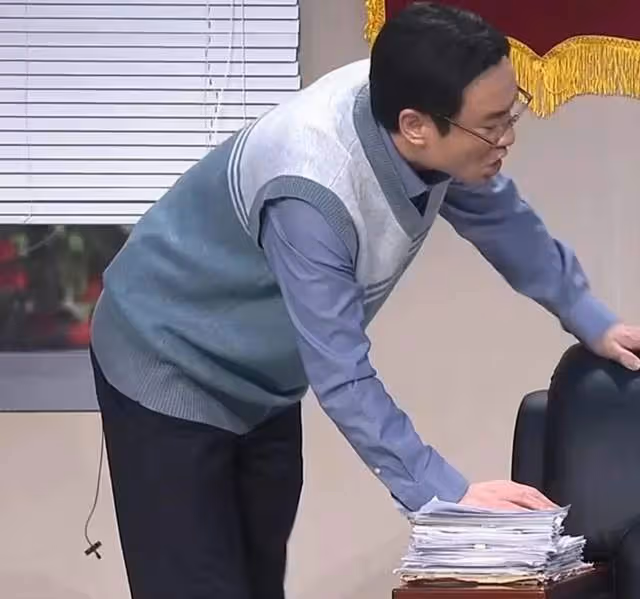 央視春晚名場面:鄧超動若脫兔,沈騰忘詞即興發揮,周深被門夾