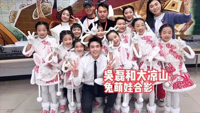央視春晚男星狀態:吳磊揮動玩偶如招財貓,蘇有朋鞋子厚重太憨