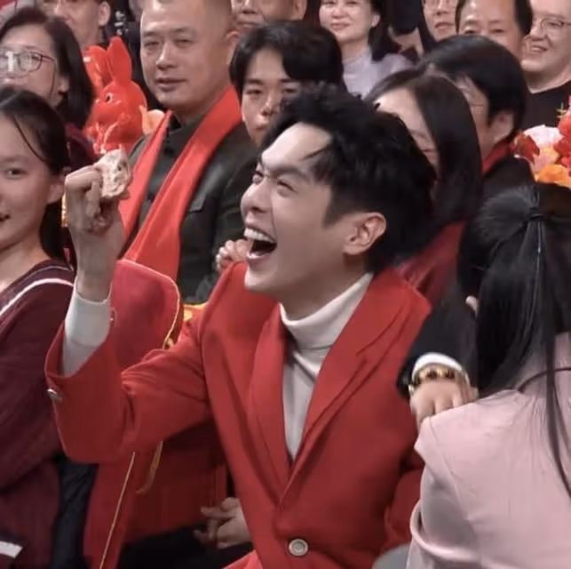 央視春晚男星狀態:吳磊揮動玩偶如招財貓,蘇有朋鞋子厚重太憨