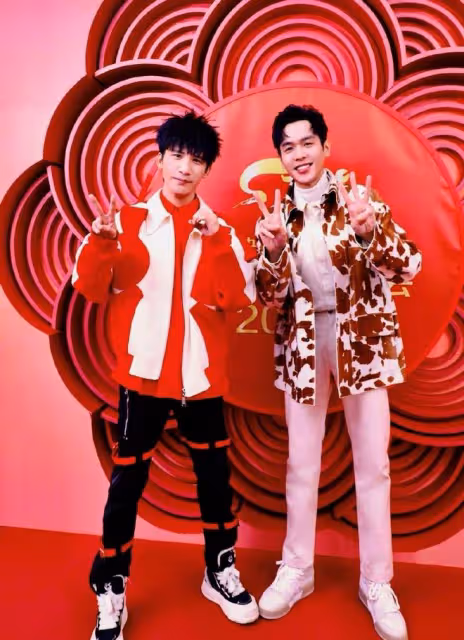 央視春晚男星狀態:吳磊揮動玩偶如招財貓,蘇有朋鞋子厚重太憨
