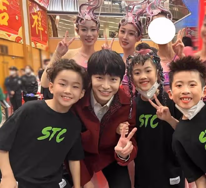 央視春晚男星狀態:吳磊揮動玩偶如招財貓,蘇有朋鞋子厚重太憨