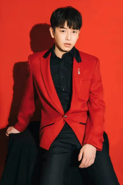 央視春晚男星狀態:吳磊揮動玩偶如招財貓,蘇有朋鞋子厚重太憨