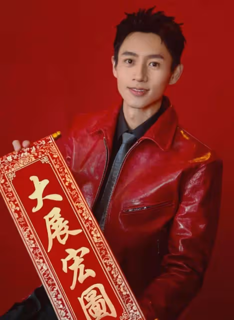 央視春晚男星狀態:吳磊揮動玩偶如招財貓,蘇有朋鞋子厚重太憨