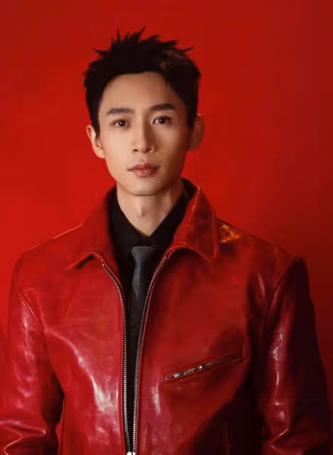 央視春晚男星狀態:吳磊揮動玩偶如招財貓,蘇有朋鞋子厚重太憨