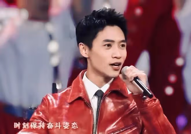 央視春晚男星狀態:吳磊揮動玩偶如招財貓,蘇有朋鞋子厚重太憨