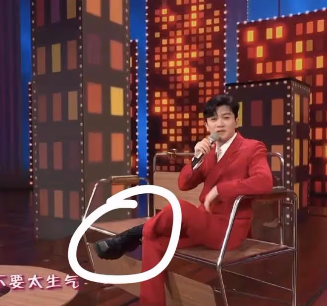 央視春晚男星狀態:吳磊揮動玩偶如招財貓,蘇有朋鞋子厚重太憨