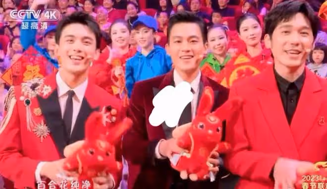 央視春晚男星狀態:吳磊揮動玩偶如招財貓,蘇有朋鞋子厚重太憨