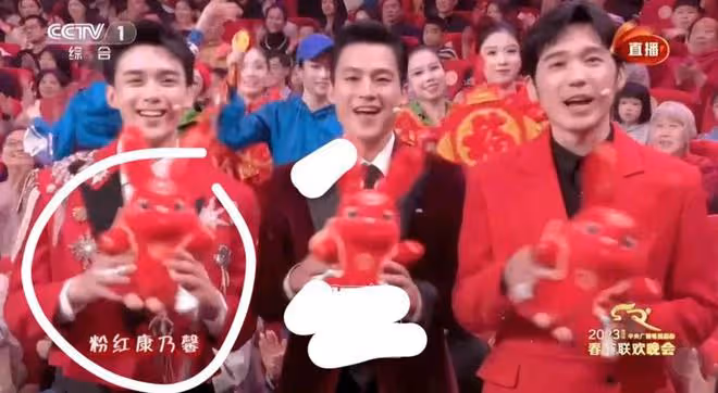 央視春晚男星狀態:吳磊揮動玩偶如招財貓,蘇有朋鞋子厚重太憨